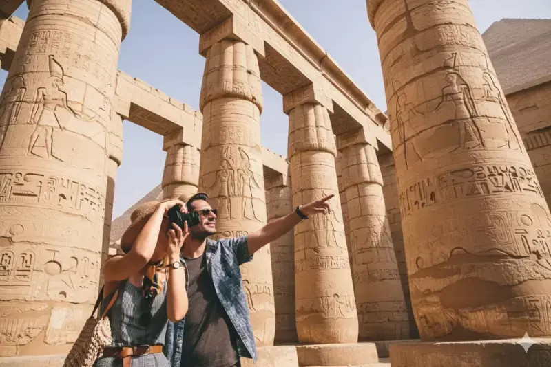 pareja en un Templo